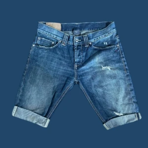 Dondup shorts 🩳  - Säljer dessa korta jeansen perfekt nu till sommaren för dig som vill ha ett par goa shorts. Vid frågor och funderingar skriv gärna! 