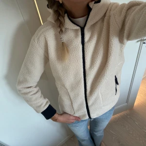 Teddyjacka  - Supermysigt teddyjacka från märket Neomondo💕 storlek 164 men sitter som en xs