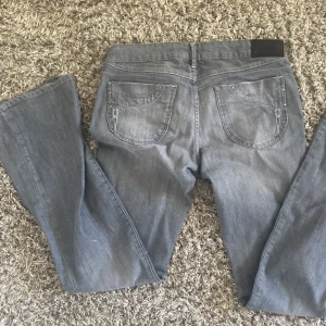 Lågmidjade bootcut jenas - Lågmidjade bootcut jenas