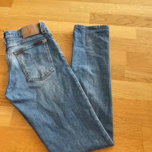 Tja säljer dessa fräscha och ljusblåa jeans från märket nudie jeans. Bara använt ett par gånger då de bara legat i min garderob. Fint skick! De är bara skriva vid minsta fundering.