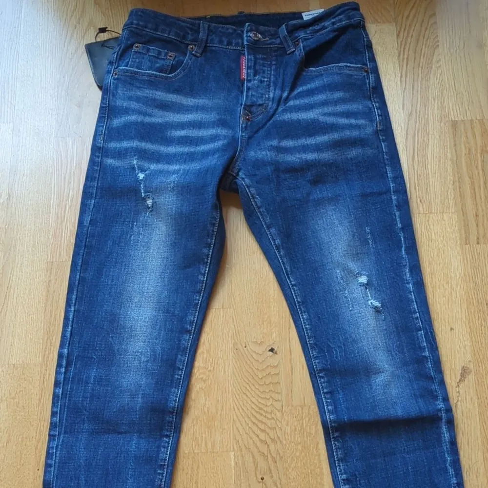 Hej! Nu säljer jag dessa sprillans nya sjukt snygga Dsquared 2 jeans för väldigt billigt pris! Så tveka ej! Vid funderingar hit me up!. Jeans & Byxor.