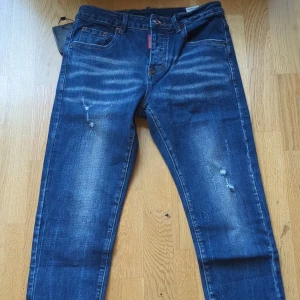 Dsquared 2 jeans - Hej! Nu säljer jag dessa sprillans nya sjukt snygga Dsquared 2 jeans för väldigt billigt pris! Så tveka ej! Vid funderingar hit me up!