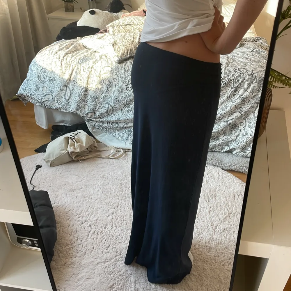 Super fin lång kjol från Gina änvänt en gång köpt för 400 säljer för den inte kommer till användning . Hameet.