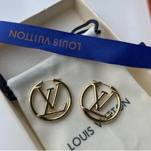 Louis Vuitton örhänge  - Produkter är ny / oanvända.  4-5 cm. 