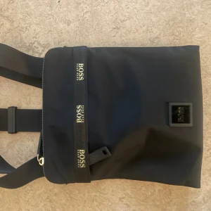 Hugo boss bag - Säljer denna feta bag som knappt är använd. Hör av dig om du har frågor 