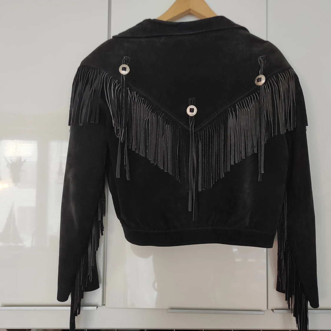 Svart mockajacka med fransar från Svelte Leather - 90