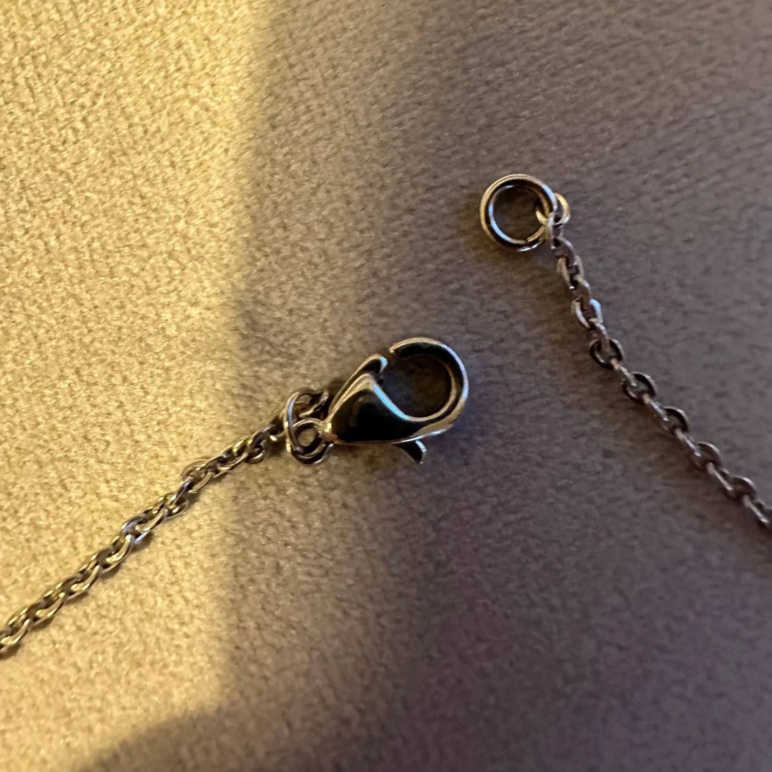 Silverfärgat halsband med ovala hängen - 90