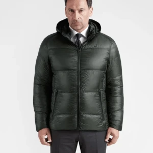 UBR dunjacka grön L - Säljer en sjukt fel UBR (dsvdv) Jacka i grön, otroligt varm och skön jacka. Nypris 7k Passar M-L Info:  Windproof & Water Resistant Ultra Light 8 Denier Rip Stop BlackboxTM Down Construction 800 Fill Power – 90/10 Goose Down DWR Coated Weight 350g 