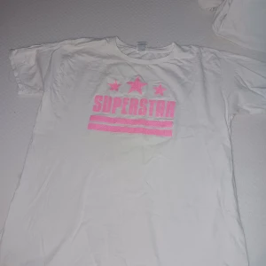 DollyStyle Tshirt (SuperStar Molly) - Säljer min Gamla DollyStyle tshirt för den är för liten för mig, Den är köpt på DollyStyleshop men den finns inte att köpa längre! Den har ett litet hål vid loggan av tröjan men det går nog att fixa! Storlek 152 12-13 år.