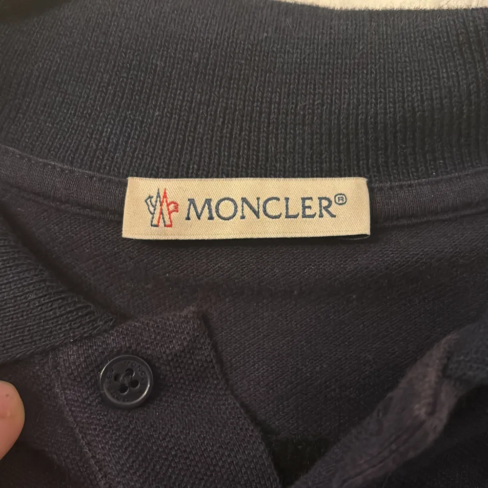 Säljer en 100% äkta Moncler pique i  ett väldigt bra skick och pris( nypriset ligger runt 2500kr), tröjan passar som både XS/S. Tveka inte att höra av er till mig ifall ni har några frågor eller funderingar! . T-shirts.