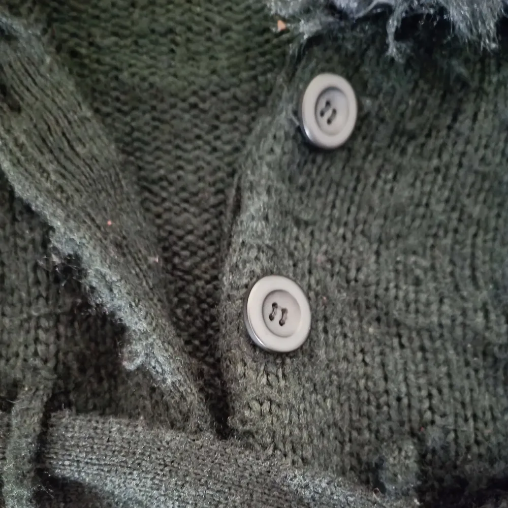 Säljer en svart stickad kappa från Lindex med en fuskpälsdetalj vid kragen. Den har långa ärmar och knäpps med knappar framtill. Dessutom finns ett bälte i midjan 🖤 obs betalning sker via swish . Takit.