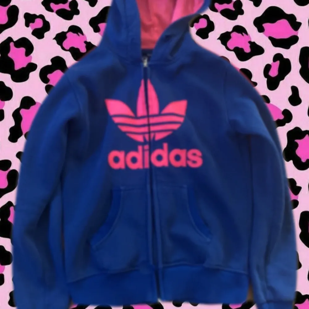 En blå/rosa adidas hoodie, god skick, köpt på plick och taggen var redan klippt från första början, ”knapparna” vid hoodien är tyvärr sönder men annars passar den bra!🍂💞. Hoodies.