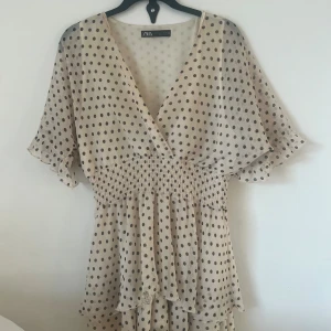 Jätte fin klänning  - En jätte fin och söt klänning som tyvär inte kommer till användning. Obs bild 4 för slitage som dock ej är synligt när man bär klänningen😇😊