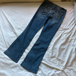 lådmiajde bootcut true religion jeans  - fina trueys. innerben är 75cm och midja rakt över är 36cm