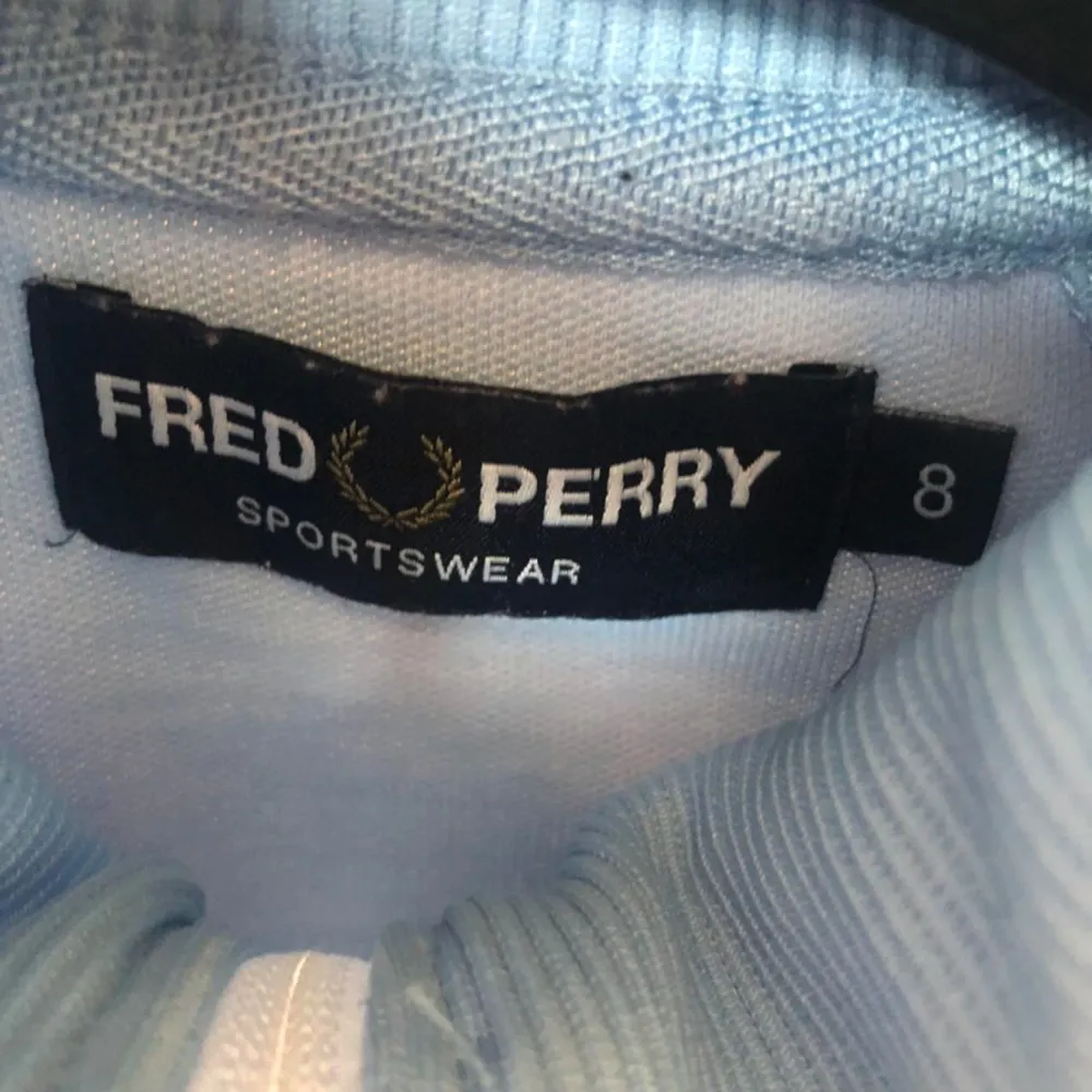 Fred Perry jacka som varit väldigt sparsamt använd. Köpt i London, storlek 8 motsvarar Small 🫶🏻. Tröjor & Koftor.