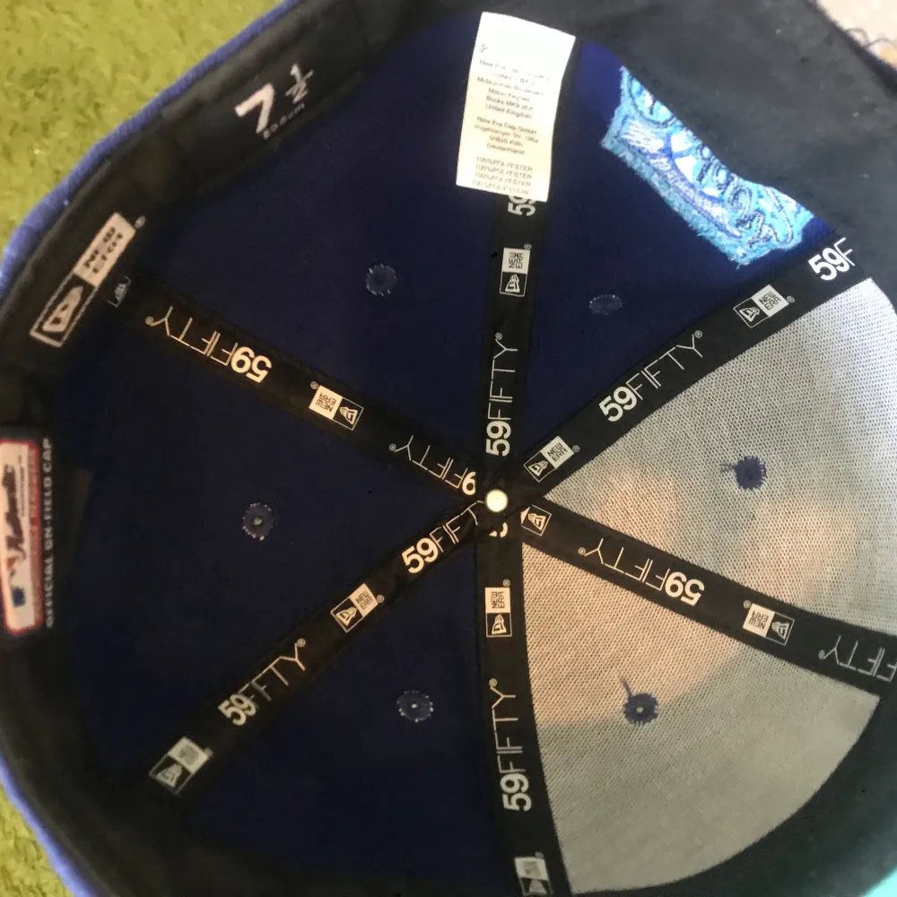 Säljer en snygg blå keps från New Era, modell 59FIFTY. Kepsen har en broderad logga framtill och är i storlek 7 1/2. Perfekt för både vardag och sportiga aktiviteter!. Asusteet.