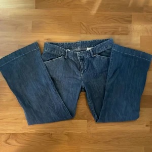Bootcut jeans - Lowwaist bootcut jeans i den kortare modellen. Sitter bra och är i nyskick Priset kan diskuteras