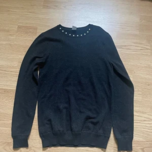 Stickad tröja med nitar  - Stolek XS