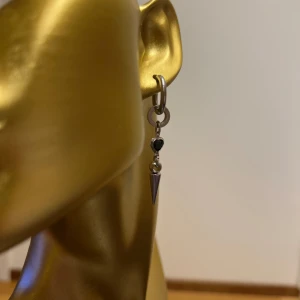 Örhänge  - Eleganta örhängen säljs styckvis🌹  Material: rostfritt stål   Pris:165/st  Pris för ett par 300 sek/par