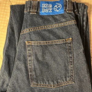 Mörkblå jeans från Big Boy - Mörkblå jeans från Big Boy. De har en klassisk femficksdesign med en tydlig logga på baksidan och vid vänster framficka. Jeansen är i en loose passform och har en knappgylf. Perfekta skatebyxor. Väldigt sparsamt använda. 