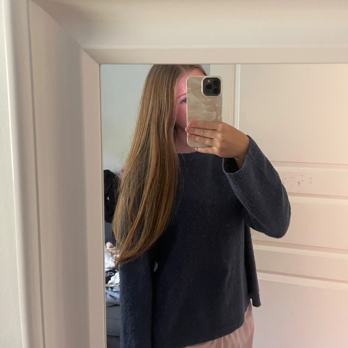 Mörkblå stickad tröja