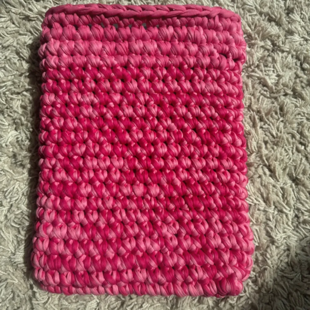 Handgjort Crotchet Macbook/iPad fodral gjord av 100 % ätervunnet bomullsgarn. Ej anänd, mycket bra skick, rosa/röd färg. Matt: 24 x 1,5 x 32 cm (bredd x djup x höjd) Passar 13-tum MacBook Air. Lite utrymme så ej supertajt runt datorn💖. Accessoarer.