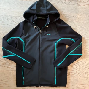 Hugo boss kofta - Säljer denna Hugo boss hybrid kofta/jacka! Nyskick, använd några gånger bara. Nypris 299€(~3400kr) personen på bilden är 180 och väger 73kg. Väldigt sällsynt modell!Vid frågor är det bara att skriva. Inga byten