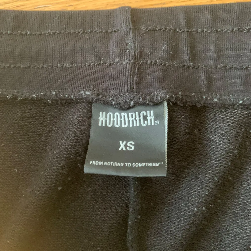 Hoodrich shorts i storlek xs, använda en gång. Säljer dom för att de ej är min stil  Ni betalar frakten!. Shorts.