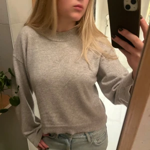 Softgoat tröja - Snygg tröja i Kashmir från soft Goat! Strlk 170 så skulle säga typ xxs-xs Väldigt bra skick