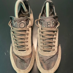 Moncler Skor - Hej! Säljer nu dessa Moncler skor, storlek 40, skicket bedömer vi är använt utan skador , tveka inte på att höra av er vid frågor kring skorna! 