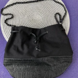 Zadig and Voltaire bag - Läder och bomull väska i fint skick, nästan aldrig använd. 30 cm x 27 cm x 25 cm