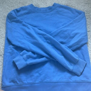 Basic sweatshirt från Cubus - Basic blå sweatshirt från Cubus i strl S. Bra skick. Pris kan diskuteras vid snabbt köp.