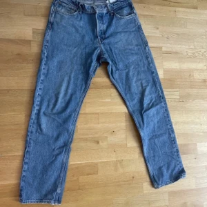 Blåa jeans  - Bra skick, lite trasiga längst ner 