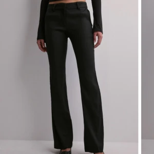 Kostymbyxor  - Ett par helt oanvända lågmidjade linnen kostymbyxor från Nelly som är väldigt poppis. De är tyvärr för korta på mig ( är 174)💕💕