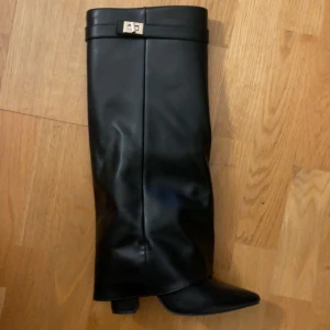 Klackakor/stövlar  - Rätt hög klack. Använda en gång. Säljer pga lite för små för mig. Köpta för 600:-