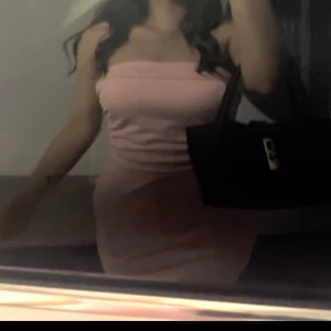 Rosa tubklänning med slits - Säljer denna babyrosa tubklänningen med slits. Klänningens slits börjar ungefär lite ovanför knäna och klänningen är lång men inte så lång så att man går på den. Köptes för länge sedan och bara använt den i några timmar. För mer bilder kontakta mig.