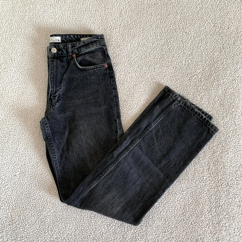 Raka mörkgråa jeans från ZARA. Använda ett par gånger. Har hål vid fötterna på båda benen, syns inte vid användning då det är vid sömmen men därav priset.. Jeans & Byxor.