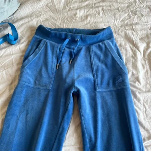 Juicy byxor - Säljer mina blåa Juicy Couture byxor i storlek xxs, mycket använda