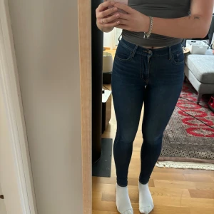 Levi’s skinny jeans - Säljer dessa Levi’s skinny jeansen då dem ej är min stil längre! Dem är i bra skick och har inga defekter. (Nypris ca 1100kr)