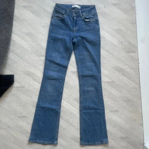 Bootcut jeans  - Blåa bootcut jeans från zara, bra skick, säljer pga försmå, pris kan diskuteras 