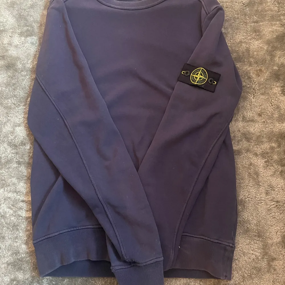 Säljer nu min fina stone Island tröja i storlek M, finns lite slitage på ena ärmen men endast något man ser om man kollar noga, tveka inte på att höra av dig vid frågor!. Hoodies.