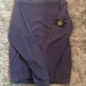 Stone Island Crewneck - Säljer nu min fina stone Island tröja i storlek M, finns lite slitage på ena ärmen men endast något man ser om man kollar noga, tveka inte på att höra av dig vid frågor!