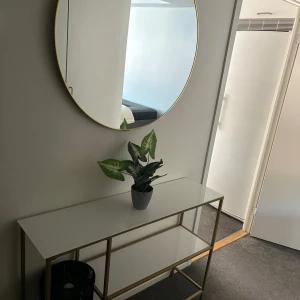 Säljer min fina Konsolbord med spegel - Hej säljer Konsolbord 