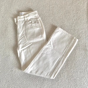 Venderbys vita/krämvita raka jeans med slits - Otroligt snygga jeans från Venderbys med slits på sidan. Endast använda i några timmar. I nyskick och utan anmärkningar. Väldigt bekväma och snygg rak passform  🌻 Just nu erbjuder jag alla följare 3 par jeans för priset av 2. ❣️