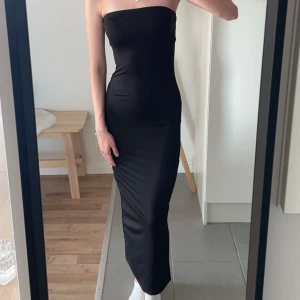 Lång tubklänning - Lång tubklänning med slits bak från Shein. Aldrig använd och inte min stil längre🖤