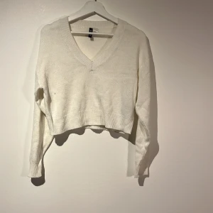 Stickad tröja - Stickad tröja med V-ringning Använd så därför ganska nopprig Men det går nog att ta bort med en sån maskin