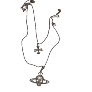 Vivienne Westwood Halsband - Köpt på depop, lite små rost på baksidan av berlocken och på vivi emblemet där bak, mycket vanligt på deras halsband. Inget som påverkar utseendet speciellt mycket alls, även därav lite lägre pris.