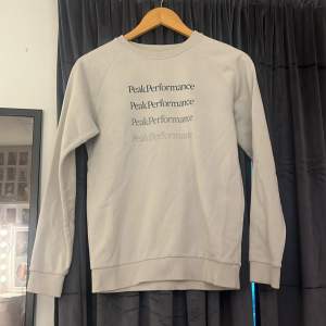 Jag säljer nu min peakperformance sweatshirt. Den är i nytt fint skick då den knappt har blivit använd. Köpt för ca 500kr och jag säljer den nu för 300kr Köparen står för frakten! Djur finns i hemmet!