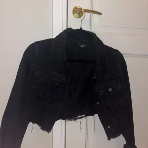 Svart jeans jacka  - En svart jeans jacka  