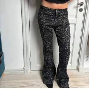 Säljer dessa super snygga leopard jeans ifrån calzedonia. Bilderna är lånade men jag kan skicka fler bilder privat💕💕